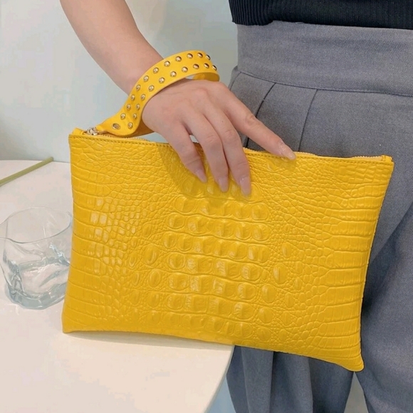 🎉❤HOST PICK❤Yellow Studded Croc Embossed Clutch - Picture 1 of 5